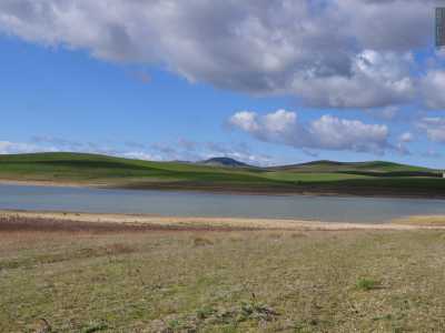 Il cielo con qualche sporadica nuvola e l�acqua che pare quasi immota, meriterebbero davvero i versi di William Wordsworth e degli altri �poeti del lago�